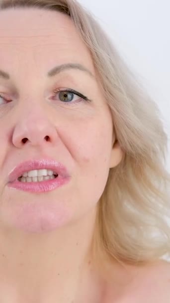 Hezká Atraktivní Pochybovačná Žena Pokrčí Rameny Neví Odpověď Obtížnou Otázku — Stock video
