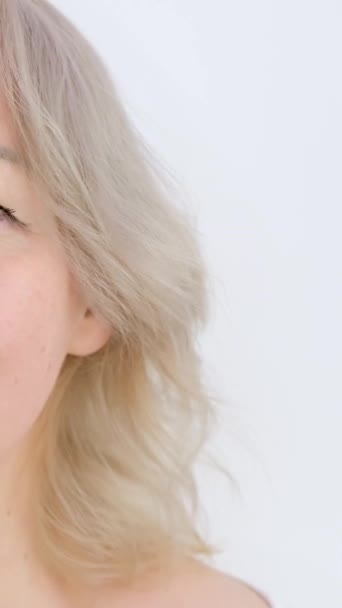 Sensuellt Kvinnoporträtt Ateljé Glad Kvinna Flirta Med Kameran Blå Bakgrund — Stockvideo