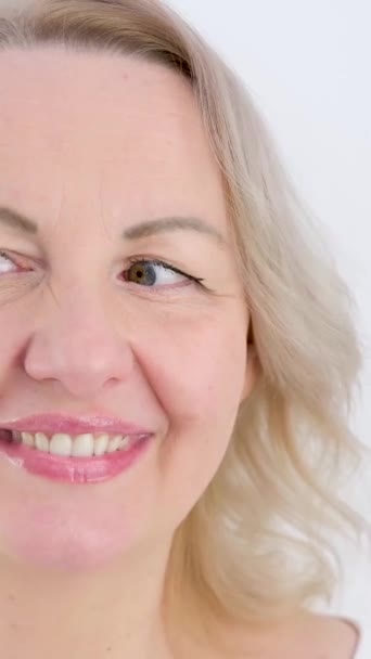 Primo Piano Donna Lampeggia Occhi Verdi Guardando Sinistro Destro Filmati — Video Stock