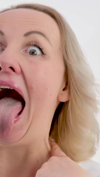 Bardzo Długi Język Kobieta Śmieje Się Białym Tle Pokazać Lekarz — Wideo stockowe