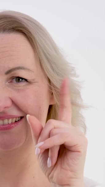 Amerikansk Kvinna Visar Ett Högt Pekfinger Ett Tecken Uppmärksamhet Vit — Stockvideo