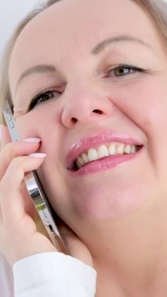 Kobieta Szczęśliwy Radośnie Rzucił Głową Górę Rozmawiając Przez Telefon Przyjemnością — Wideo stockowe