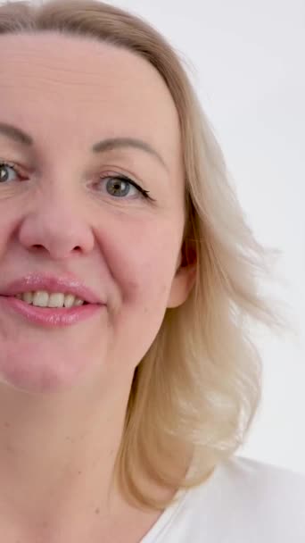Skaka Huvudet Ingen Axelryckt Blond Kvinna Vit Bakgrund Medelålders Missnöjd — Stockvideo
