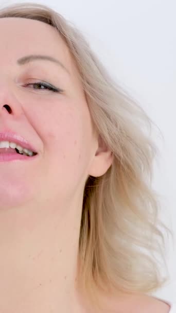 Oprechte Gelukzalige Glimlach Plezier Vrouw Gezicht Witte Achtergrond Dansen Muziek — Stockvideo