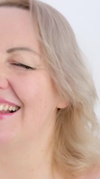 Sonrisa Dichosa Sincera Placer Mujer Cara Sobre Fondo Blanco Bailando — Vídeo de stock