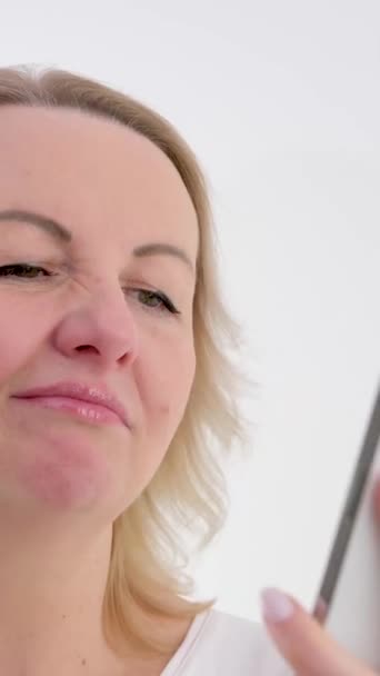 Una Donna Guarda Telefono Incredula Diffidenza Dubita Sorride Come Uscire — Video Stock