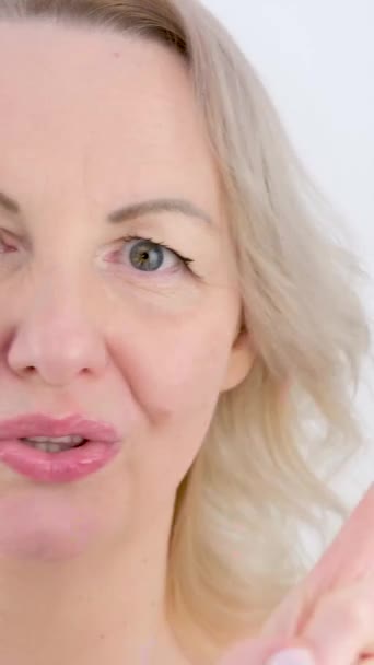 Schöne Blonde Frau Zeigt Finger Keine Frau Wedelt Kopf Hält — Stockvideo