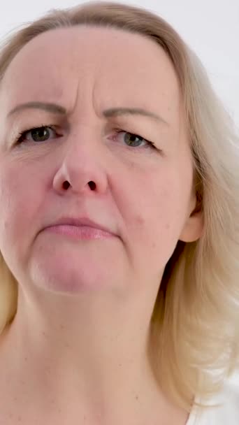 Hej Var Försiktig Sida Visa Porträtt Blond Kvinna Allvarligt Peka — Stockvideo