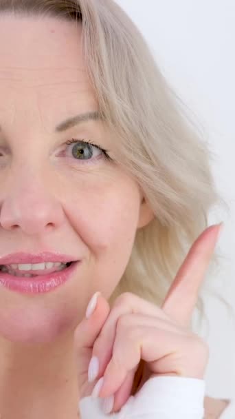 Ich Wähle Sie Schöne Frau Mittleren Alters Mit Zwei Händen — Stockvideo