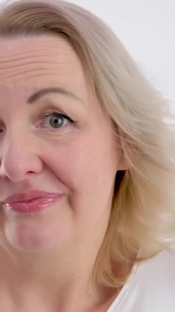 Ніжність Задоволення Обличчі Крихкого Вигляду Жінки Середнього Віку Щира Посмішка — стокове відео