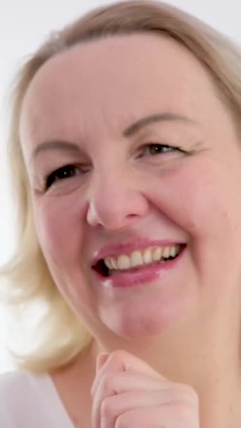 Uśmiechnięta Wolontariuszka Pokazująca Dłonie Znak Serca Patrząca Kamerę Zdrowe Serce — Wideo stockowe