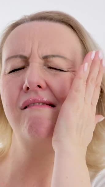 Joven Mujer Caucásica Toque Mejilla Teniendo Dolor Muelas Severo Sentado — Vídeo de stock
