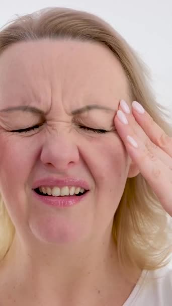 Porträt Eines Schönen Müden Mädchens Mit Kopfschmerzen Reibt Ihre Schläfen — Stockvideo