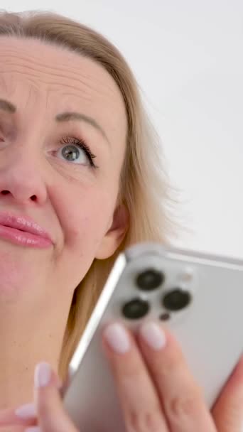 Gestresste Nervöse Frau Die Auf Den Handybildschirm Schaut Und Sich — Stockvideo