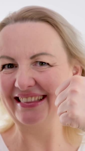 Banner Bild Der Europäisch Amerikanischen Geschäftsfrau Lächelt Zeigt Den Daumen — Stockvideo