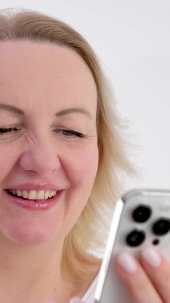 Verrassing Twijfels Schaamte Vrouw Handen Met Telefoon Blozen Gezicht Bloosde — Stockvideo