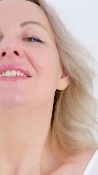 Πορτρέτο Νεαρή Γυναίκα Δείχνουν Σχήμα Πρόσωπο Μετά Την Ένεση Μπότοξ — Αρχείο Βίντεο