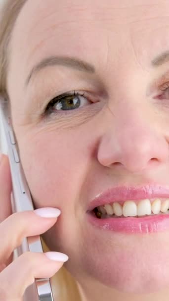 Uśmiechnięta Młoda Kobieta Biznesu Profesjonalne Rozmowy Przez Telefon Pomocą Laptopa — Wideo stockowe