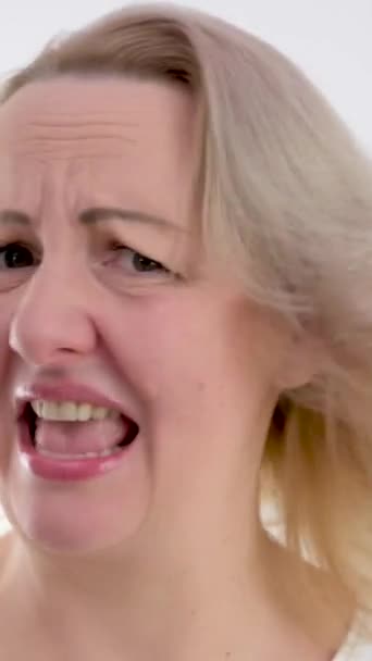 Rubia Cabeza Mujer Molesto Haciendo Stop Signo Con Mano Diciendo — Vídeos de Stock