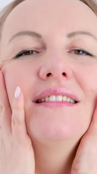 颈按摩年龄问题女人做颈部按摩用手指微笑看着身体自我保健医疗推荐长大渴望年轻 — 图库视频影像