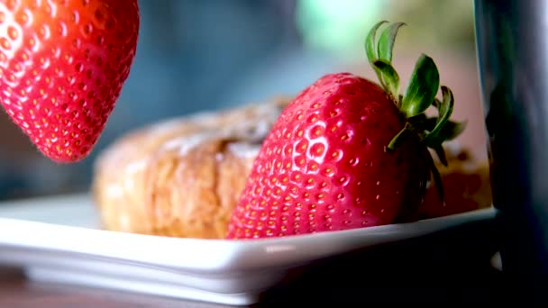 맛있는 디저트는 딸기를 식사를 수있는 아름다운 딸기를 합니다 — 비디오