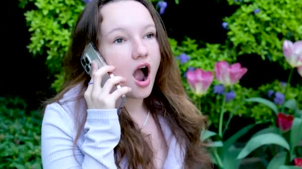 Överraskning Tonåring Flicka Prata Telefonen Skratta Glädje Öppna Munnen Wow — Stockvideo