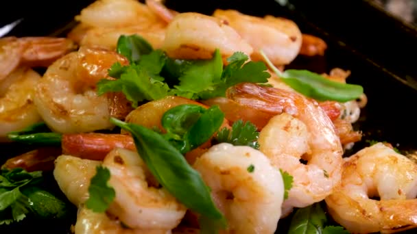 美味的新鲜虾子站在盘子里 上面有罗勒叶和香菜黑盘变焦慢动作视频晚餐热带国家餐馆的海鲜 — 图库视频影像