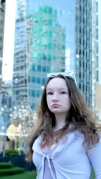 Una Hermosa Joven Adolescente Rascacielos Alto Una Gran Ciudad Ropa — Vídeos de Stock