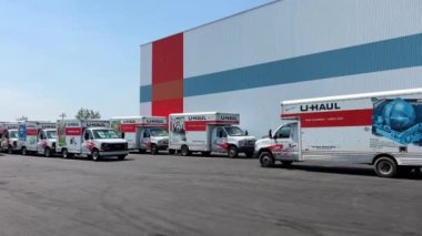 Depo kutuları taşınıyor Müşteri Girişi toptan satış ve perakende kutuları giriş alıcılarını gösteriyor BC Vancouver Canada Surrey Langley Haziran 2023