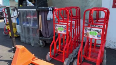 Depo kutuları taşınıyor Müşteri Girişi toptan satış ve perakende kutuları giriş alıcılarını gösteriyor BC Vancouver Canada Surrey Langley Haziran 2023