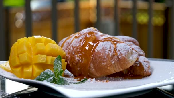 Croissant Con Caramelo Mango Que Fluye Deliciosos Ingredientes Con Pasteles — Vídeo de stock