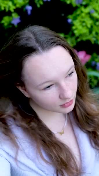 Красивая Молодая Девушка Подросток Весной Открытом Воздухе Красивый Кулон Вокруг — стоковое видео