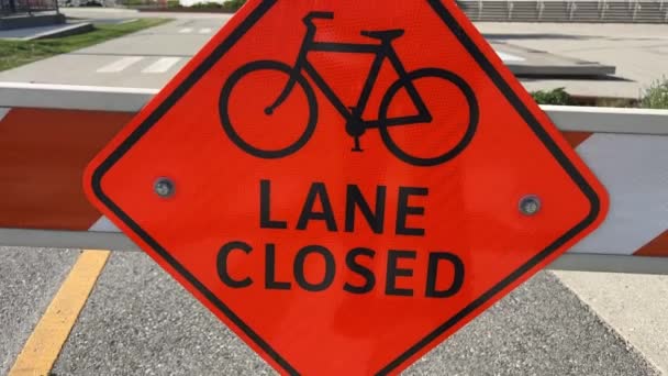 道路上不准自行车通过的车道上的封闭标志被禁止的障碍建筑越野车2023 — 图库视频影像