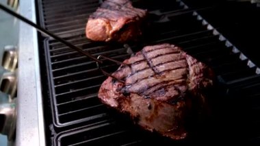 Barbekü taze et kanlı biftek, lezzetli yemekler, öğle yemeği, delik deşik, canlı yayında salya akıtan et yemek istiyorum.