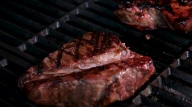 Barbekü taze et kanlı biftek, lezzetli yemekler, öğle yemeği, delik deşik, canlı yayında salya akıtan et yemek istiyorum.