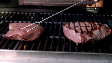 Barbekü taze et kanlı biftek, lezzetli yemekler, öğle yemeği, delik deşik, canlı yayında salya akıtan et yemek istiyorum.