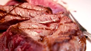 Siyah teflon ızgaralı biftekli biftek. Giriş sahnesi. Yavaş çekim.