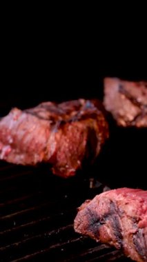 Barbekü taze et kanlı biftek, lezzetli yemekler, öğle yemeği, delik deşik, canlı yayında salya akıtan et yemek istiyorum.