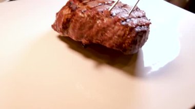 Barbekü taze et ve kanlı biftek. Lezzetli yemek servisi. Öğle yemeği.