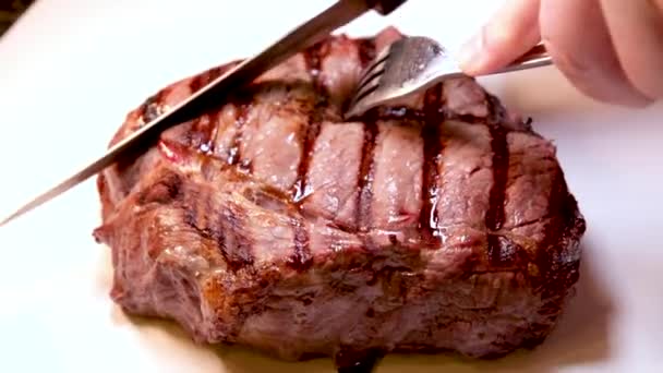 烤肉鲜牛肉配血牛排上菜用刀切好吃的食物好几次制作美味牛排的视频 — 图库视频影像