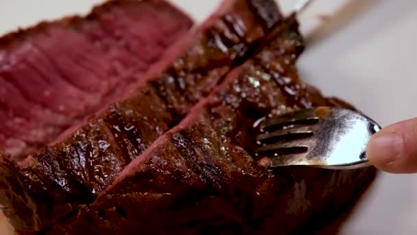 Barbekü Taze Kanlı Biftek Lezzetli Yemekler Servis Ediliyor Bıçakla Kesilmiş — Stok video