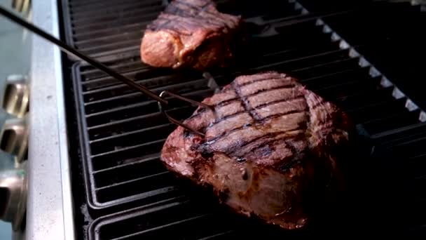 Grilování Čerstvé Hovězí Maso Krvavý Steak Sloužící Lahodné Jídlo Večeře — Stock video