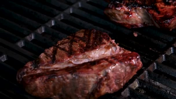 Barbekü Taze Kanlı Biftek Lezzetli Yemekler Öğle Yemeği Delik Deşik — Stok video