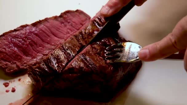 Ich Schneide Ein Stück Rindersteak Mit Einem Messer Auf Einem — Stockvideo