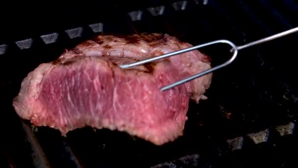 バーベキュー新鮮な牛肉の肉の血ステーキおいしい料理を提供していますディナーランチピアス串でライブを移動実際に肉を乾燥おいしい準備の一つのプロセスのいくつかのビデオを食べたい — ストック動画