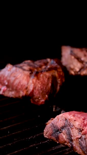 Barbekü Taze Kanlı Biftek Lezzetli Yemekler Öğle Yemeği Delik Deşik — Stok video