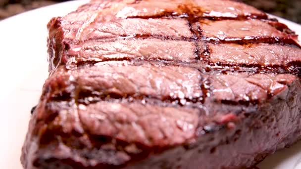 烤牛肉肉配血牛排配餐美味可口的晚餐午餐好几次制作美味烧烤牛排的视频 — 图库视频影像