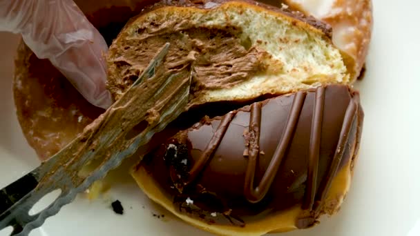 Heerlijke Donut Met Chocolade Vulling Topping Twee Verrukkelijke Desserts Snijden — Stockvideo