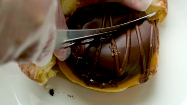 Вкусный Пончик Шоколадной Начинкой Два Аппетитных Десерта Вырезать Показывая Внутри — стоковое видео