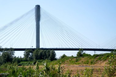 BC 'de Fraser Nehri üzerinde Kanada Port Mann Köprüsü. Aşağıdan yukarıya uzanan ilginç köprü görüntüleri. Güzel beyaz kablolar.